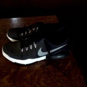 I’m selling these running shoes. Only wore them a few times . They hurt my feet.